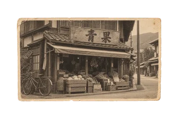 路地角に野菜の木箱を並べた青果店の古写真。